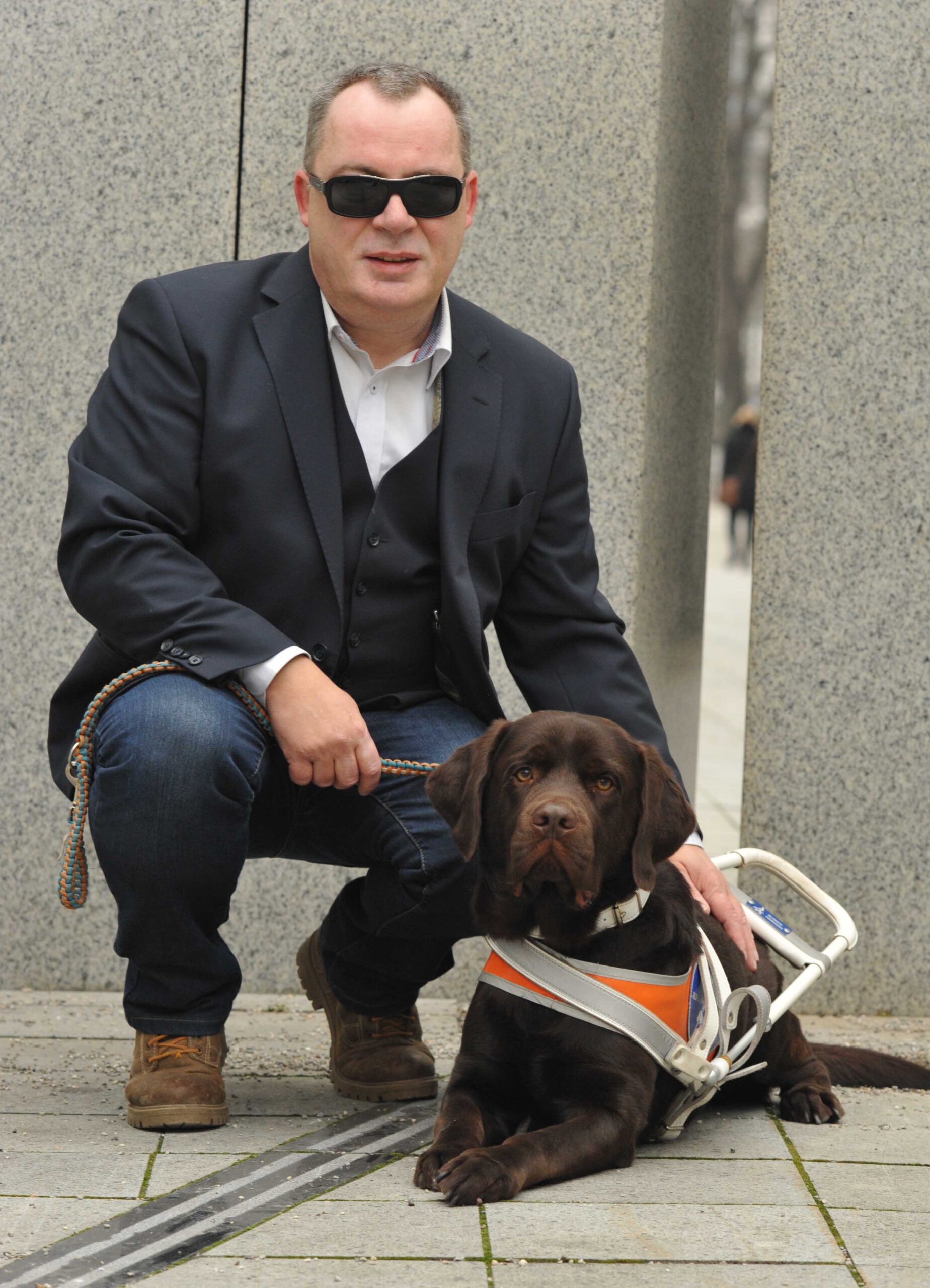 Andreas Schmelt mit Blindenführhund Henri