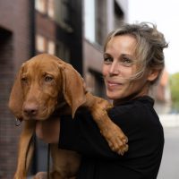 Portrait Birgit Sauer mit Hund